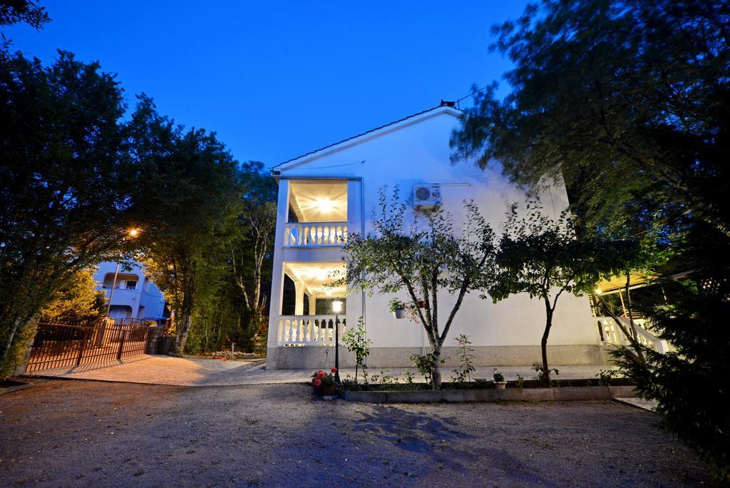 Apartments Karmelic Malinska Exterior foto