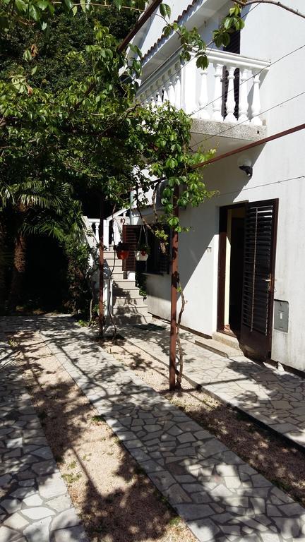 Apartments Karmelic Malinska Exterior foto